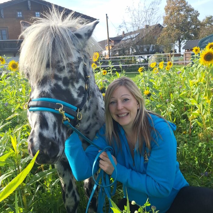Trainer Birgit mit Pony Franz